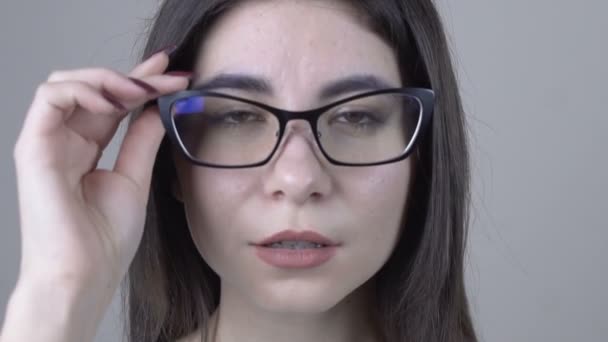 Mujer de negocios sonriente con gafas. Mirando la cámara — Vídeo de stock