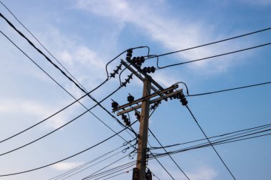 Elektrik direği elektrik hatları ve mavi gökyüzü kabloları.