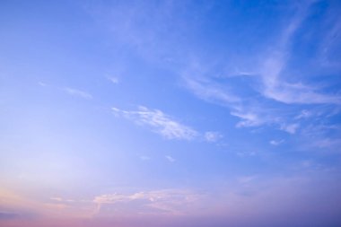 Gökyüzü ve bulut. Temiz gün. Mavi gökyüzü. Doğa duvar kağıdı.