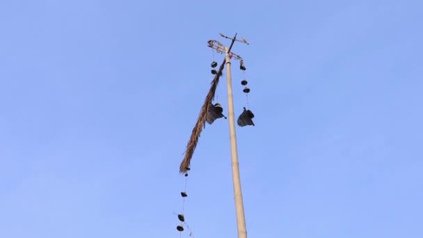 Houten Windvaan Draait Regenachtig Weer Tuin Tegen Elektriciteitsleidingen Silhouetten Onder — Stockvideo