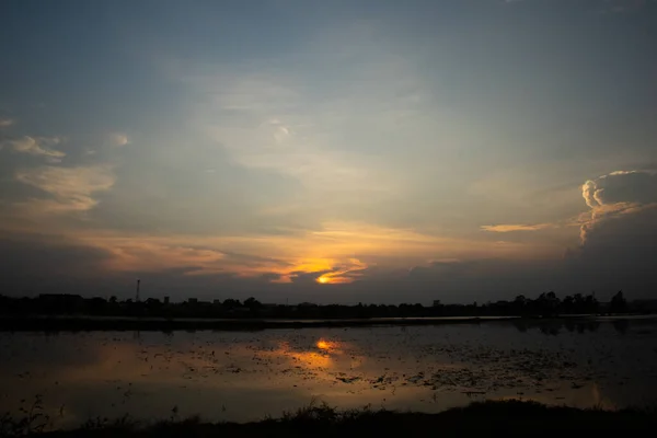 Paysage Avec Lever Soleil Tôt Bord Lac Ciel Paradisiaque Silhouettes — Photo