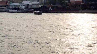 Chaophraya Nehri Bangkok Tayland 'da uzun kuyruklu tekne..