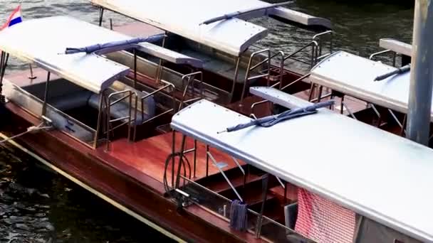 Dos Viejos Barcos Atracados Moviéndose Por Superficie Del Agua Tailandia — Vídeo de stock