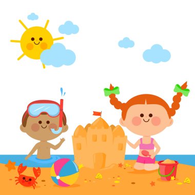 Plajda yüzme ve kum Kalesi inşa çocuklar