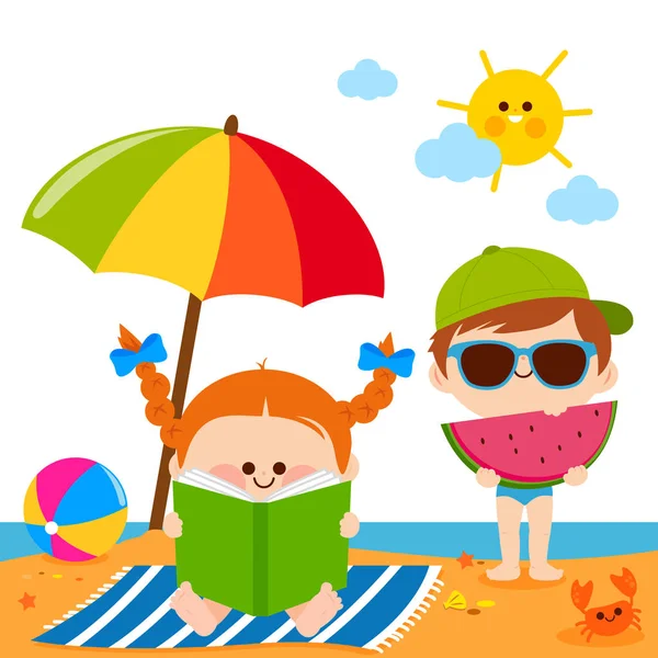 Crianças na praia lendo um livro e comendo uma fatia de melancia sob um guarda-chuva de praia — Vetor de Stock