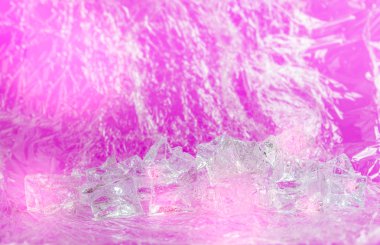 Ice cube tazelik veya yaz konsept ürün tanıtımı için grubu. Pembe ya da mor renk