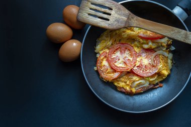 Soğan ve domates bir tava içinde ev yapımı omlet. Karanlık ruh görüntü