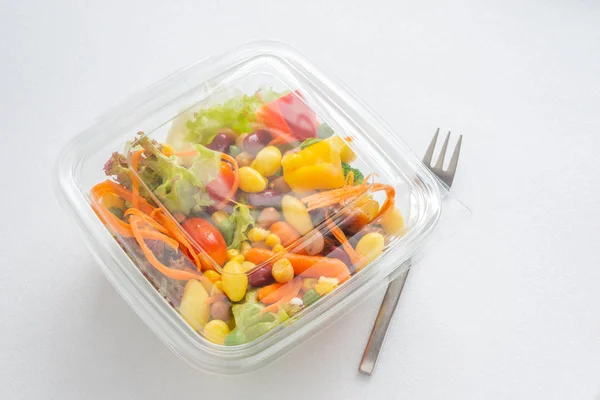 Mix Salade Met Plastic Doos Voorvork Witte Achtergrond Met Daglicht — Stockfoto