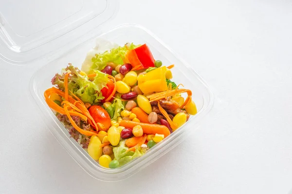 Salade Met Plastic Doos Witte Achtergrond Met Daglicht Plastic Doos — Stockfoto