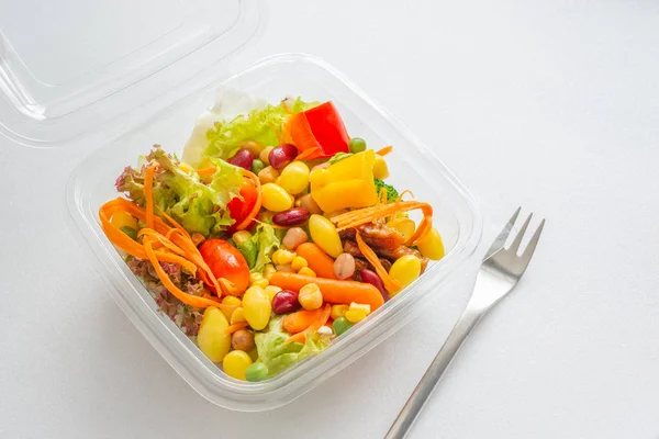 Karışımı Salata Açılan Plastik Kutu Doğal Işık Beyaz Zemin Üzerine Telifsiz Stok Fotoğraflar