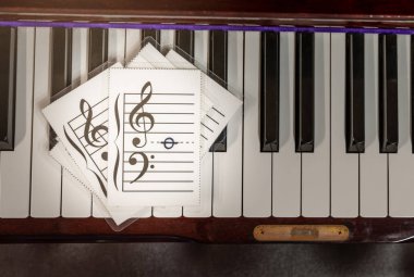 Müzik Not simgesi ile birden parlamak oyun kağıdı. Müzik flash kartları anahtarları piyanoda.