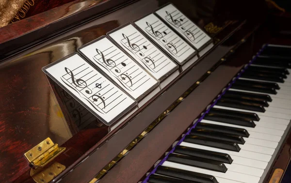 Müzik Not perspektif görünümünü birden parlamak oyun kağıdı üzerinde. Eski piyano nota müzik flash kartları.