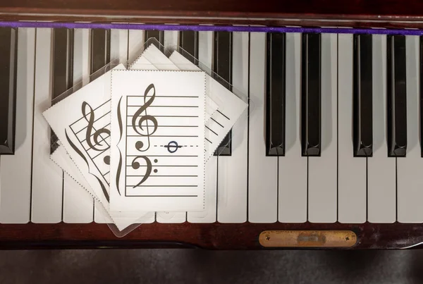 带音乐笔记图标的闪存卡 琴键钢琴上的音乐闪光卡 图库照片