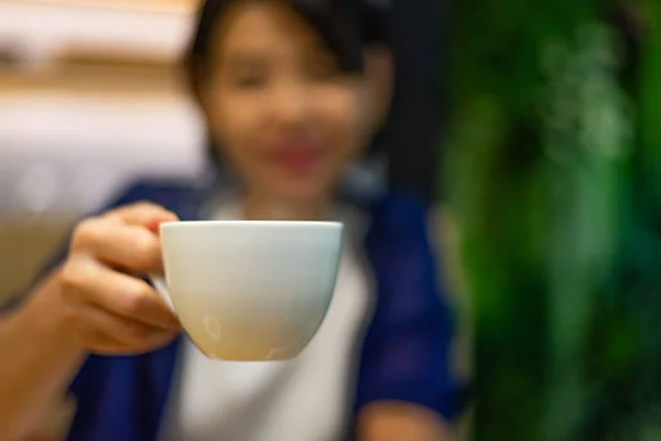 Verschwommenes Bild Einer Asiatischen Frau Die Weiße Tasse Hält Anbietet — Stockfoto