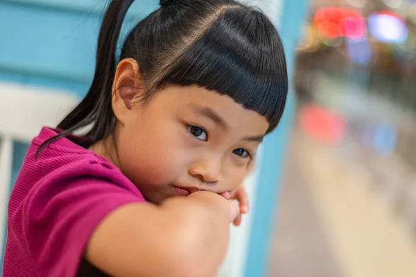 Profil Küçük Kız Yüzü Yukarı Kapatın Duygusal Yüz Bir Şey Telifsiz Stok Imajlar