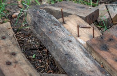 Zemin ahşap tahta Dengerous paslı çivi. Tehlike kavram.