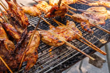 Tayland yemekleri, tavuk barbekü soba üzerinde