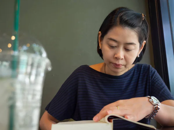 Портрет Азіатські Жінки Читання Книги Кафе Низький Кут Зору — стокове фото