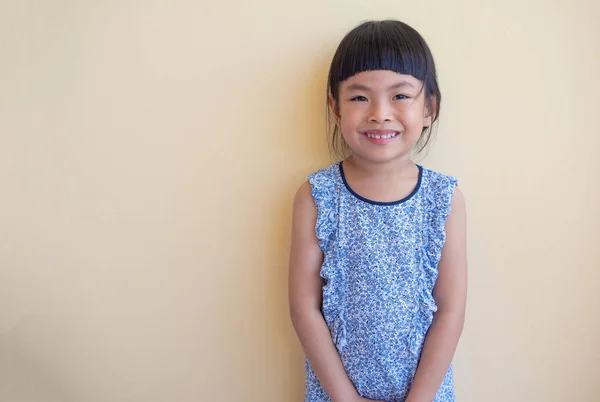 Süßes Asiatisches Kleines Mädchen Blauem Kleid Lächelndes Gesicht Blick Die — Stockfoto
