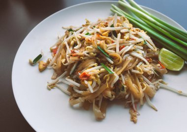 Tay dili veya Tay geleneksel karıştırın kızarmış şehriye beyaz disk üzerindeki yastık