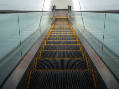 Yürüyen merdiven yukarıda beyaz duvar ile görüntüleyin. Tavandan doğal ışık.