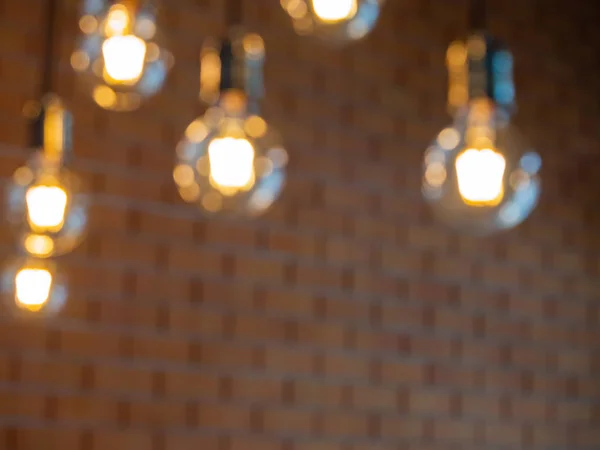 Verschwommene Vintage Glühbirne Dekorativ Café Backsteinmauer Hintergrund Warmes Licht — Stockfoto