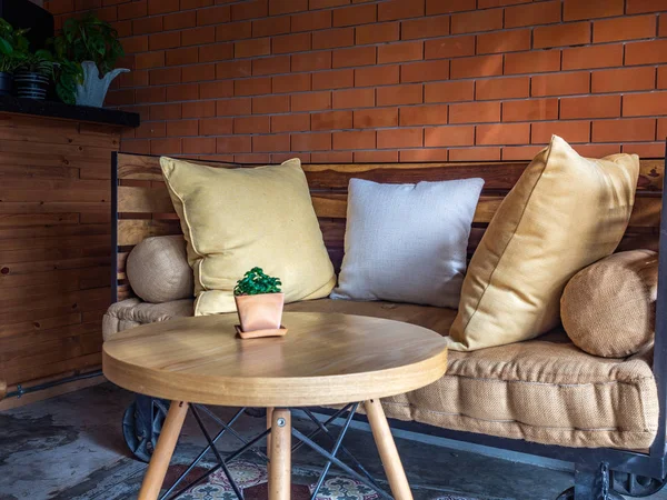 Vacker Soffa Och Små Trä Skrivbord Ett Kafé Tegelvägg Varm — Stockfoto