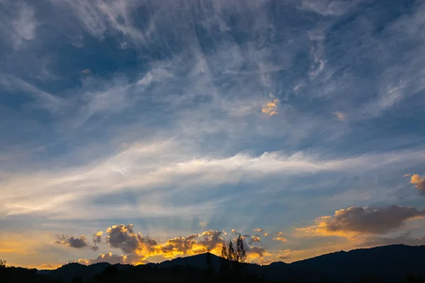 Видовищне Небо Ввечері Світловий Промінь Від Землі Неба Золоте Світло — стокове фото