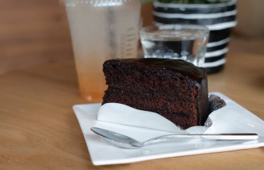 Beyaz tabakta bir parça çikolatalı kek.