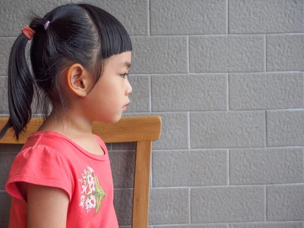 Gambar Profil Gadis Kecil Rambut Hitam Panjang — Stok Foto