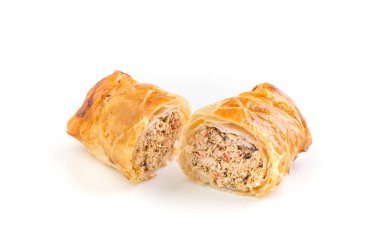 Beyaz arka plan üzerinde ton balığı ile pasta