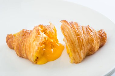 kruvasan beyaz plaka üzerinde