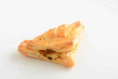 Beyaz arka planda dilimlenmiş pasta