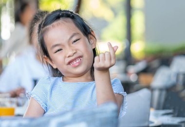 Mini kalpli kız şirin çocuk