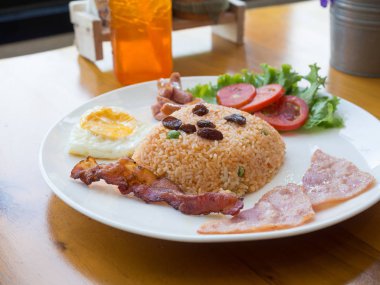 Amerikan kızarmış pilav