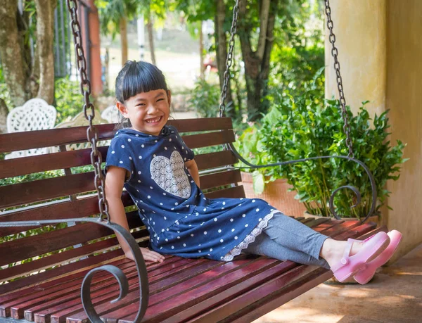 Очаровательная азиатская маленькая девочка сидит — стоковое фото