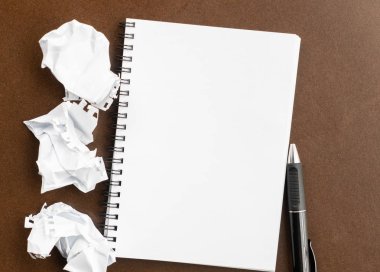 Küçük defter ve buruşuk kağıt