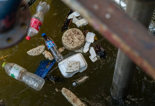 Müll im chao phraya Fluss nicht recyceln — Stockfoto