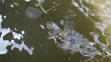 Bangkok, Tayland - 04 Nisan 2018 Chao Phraya Nehri'nde birçok Plastik torba yüzer.