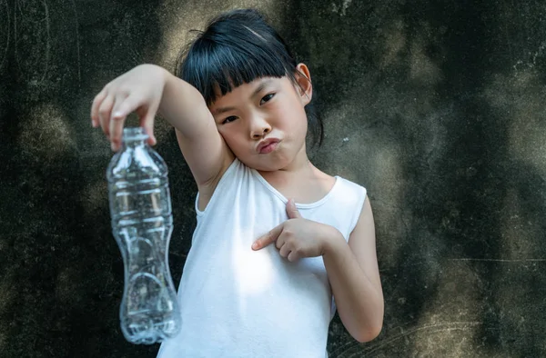 Anak perempuan memegang botol plastik — Stok Foto