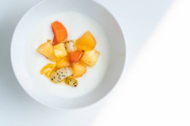 Meyve ile yumuşak tofu