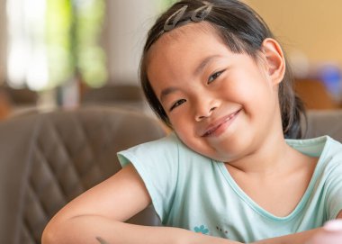 Büyük gülümseyerek Küçük Asyalı 