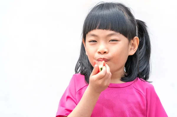 Gadis kecil Asia makan buah — Stok Foto