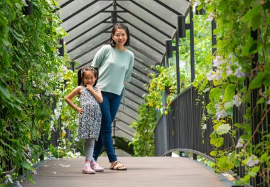 Anne ve kızı tatil