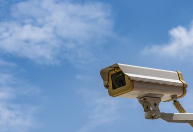 Cctv ve mavi gökyüzü kapatın