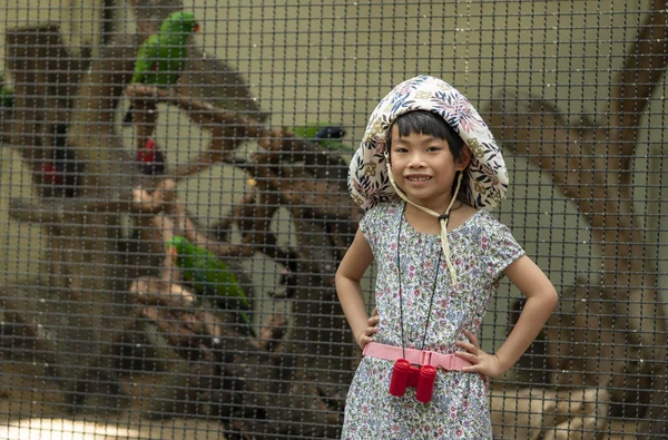 Исследователь азиатского ребенка в зоопарке — стоковое фото