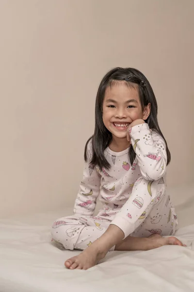 Asiatische Kind Mädchen im Pyjama — Stockfoto
