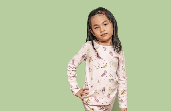 아시아의 어린 소녀 에 잠옷 — 스톡 사진