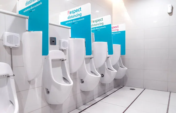 Rad Med Pissoar Med Veggforlengelse Forebygge Virusinfeksjoner Mens Urinerer Toalett – stockfoto