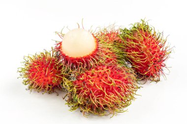 Küçük bir Rambutan grubunun tepesine yarım Rambutan soyulmuştu. Beyaz arkaplanda izole edilmiş yakın plan görüntüsü. Tayland 'ın tropikal meyvelerini yakın.